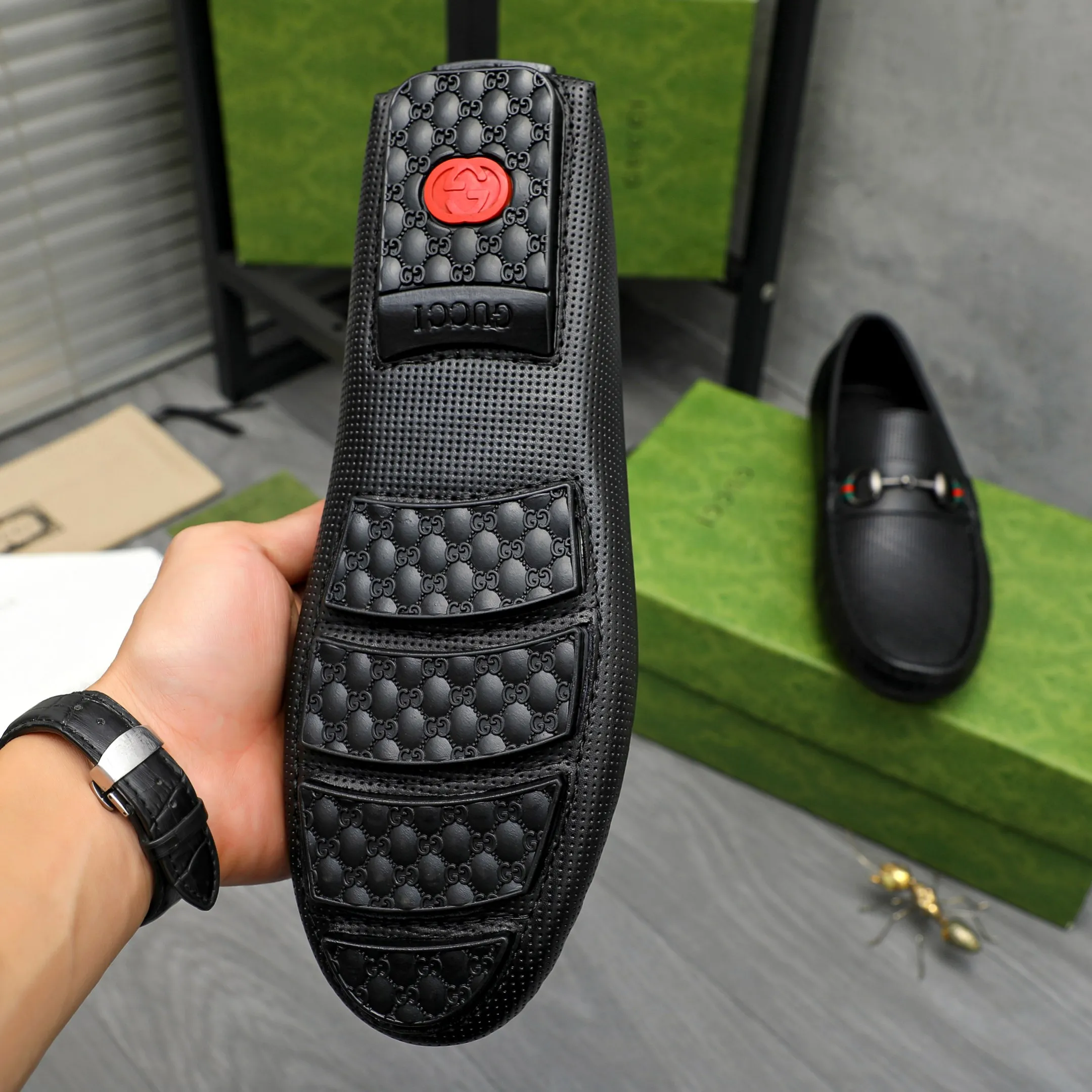 Men's shoes 💰p420 Product trademark: GUCCI (Gucci) casual slip-on men's shoes Regular size: 38-44 Product materials: Selected hollow cowhide upper, sheepskin lining, rubber outsole